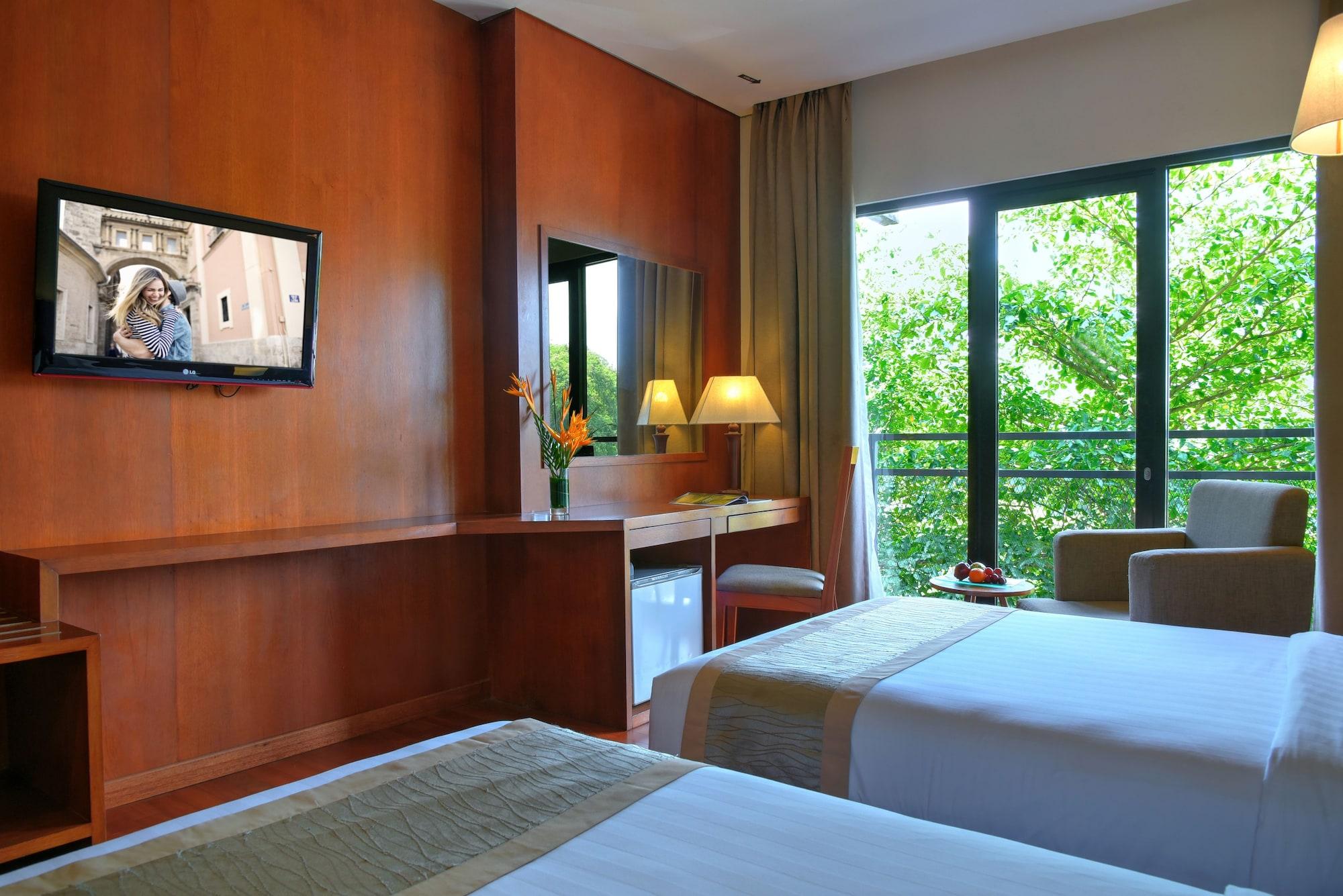 Oak Tree Emerald & Coventions 4* Semarang