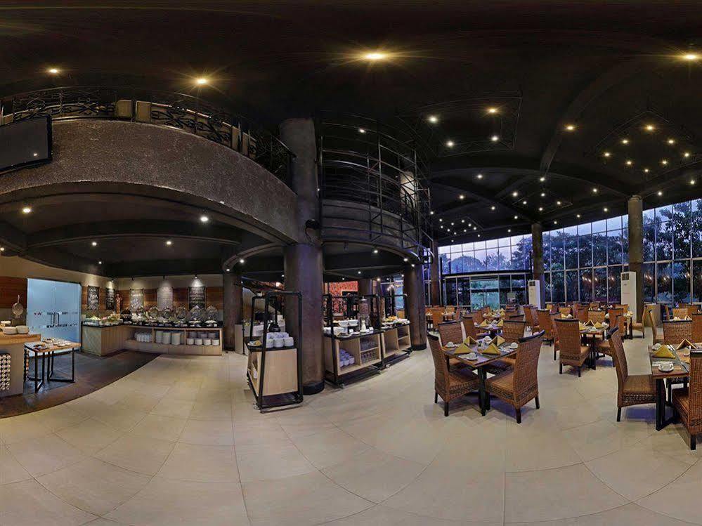 Oak Tree Emerald & Coventions 4* Semarang